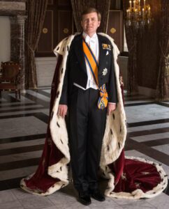Zijne Majesteit Koning Willem-Alexander met koningsmantel april 2013